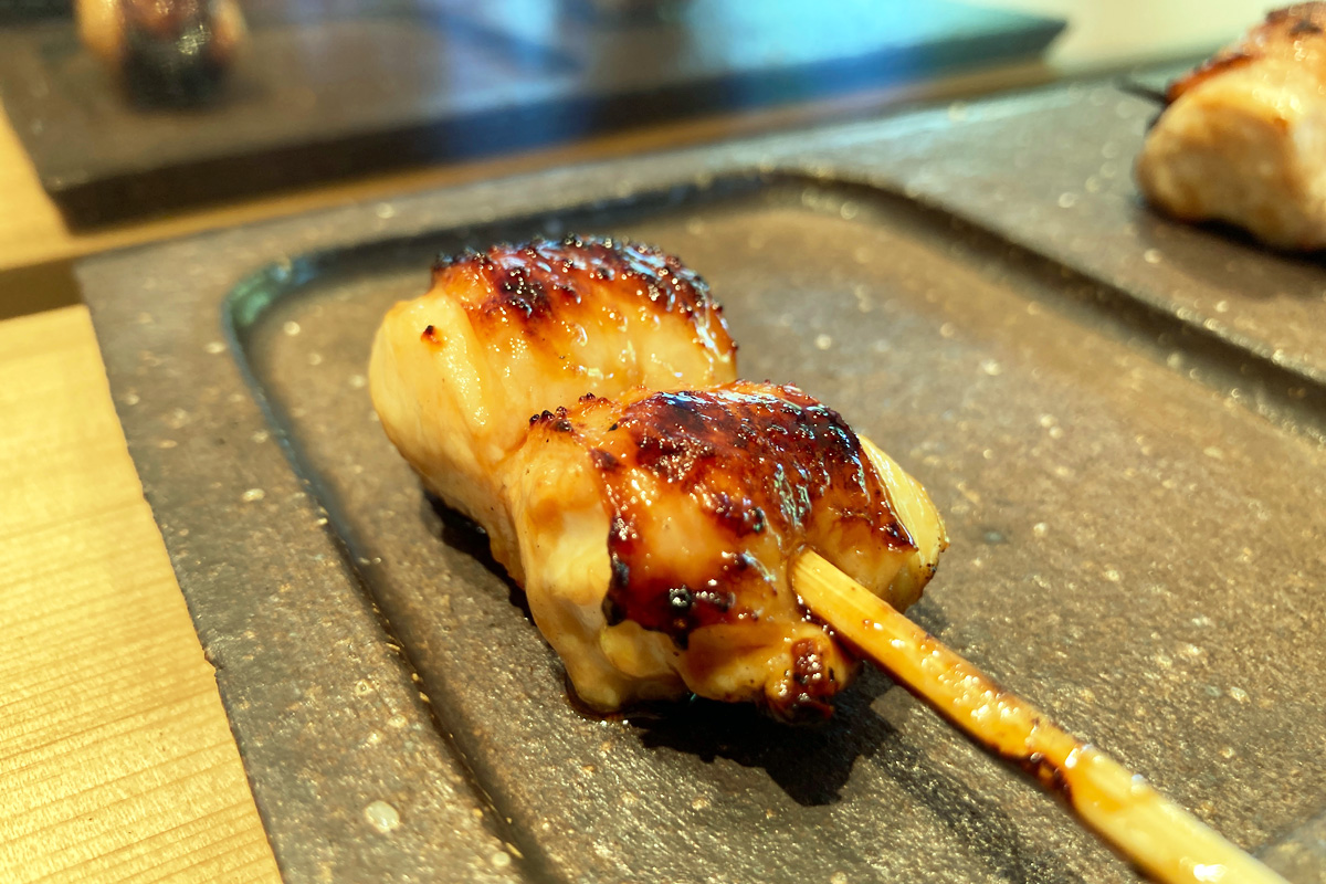 さらに胸肉の焼き鶏が、タレと塩で2本つきます