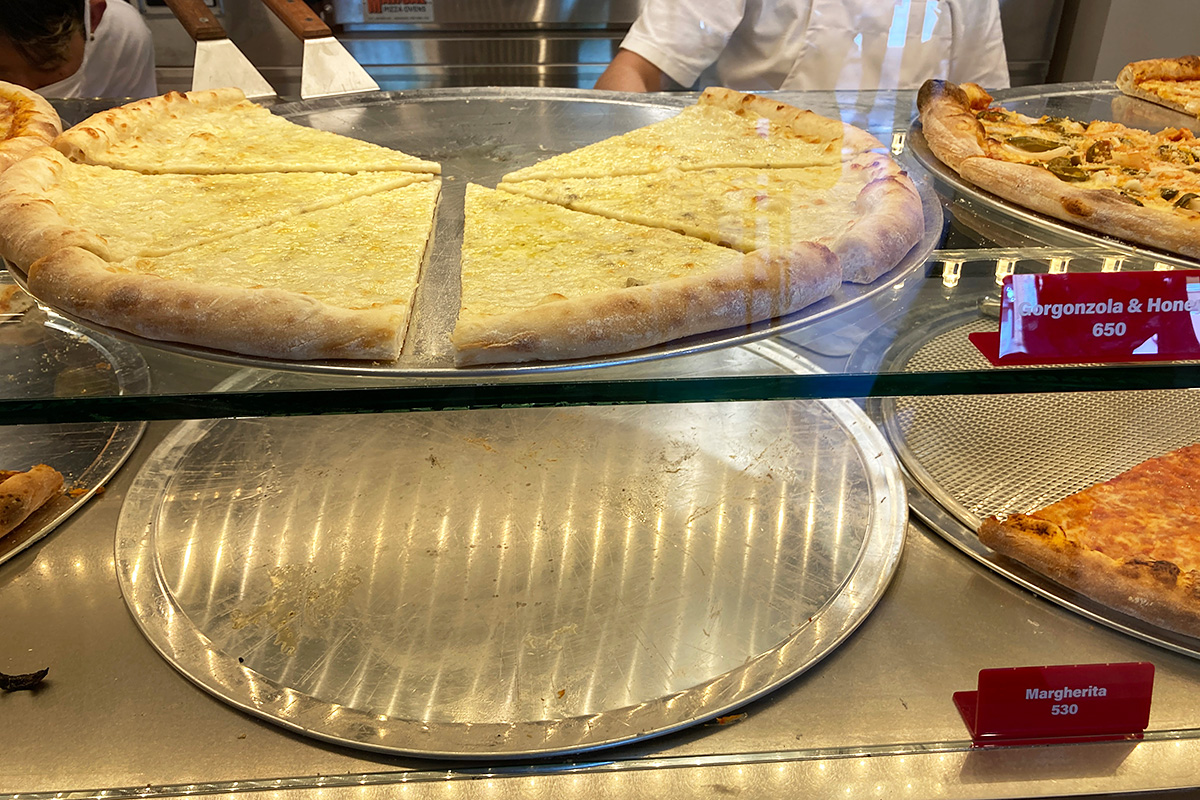 「Gorgonzola&Honey Slice（ゴルゴンゾーラ＆ハニースライス）」650円、売り切れていましたが「Margherita Slice（マルゲリータスライス）」530円