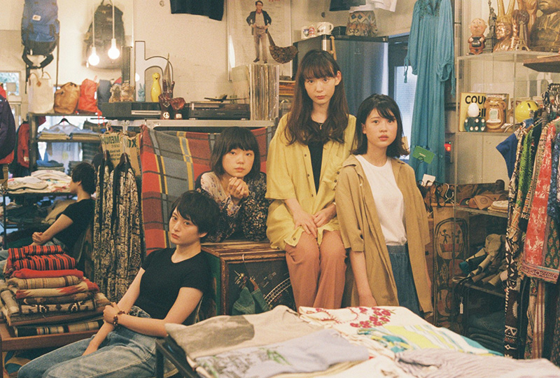 映画『街の上で』左から町子（萩原みのり）、田辺（古川琴音）、雪（穂志もえか）、イハ（中田青渚）