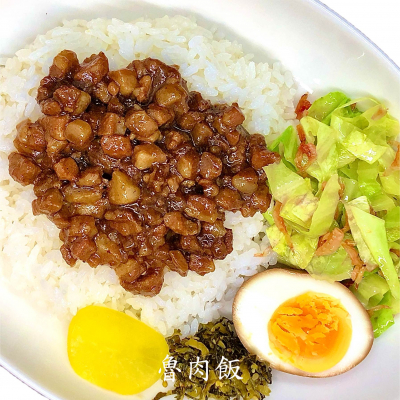 魯肉飯(ルーローハン/ミンチ肉かけご飯)700円