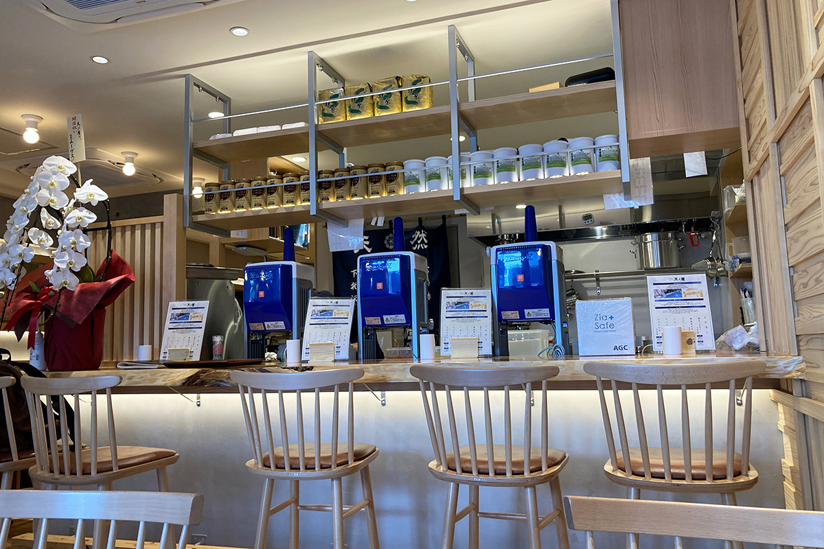 カウンター席の前には氷削り機がずらり。店内はテーブル席も含め40席。広々としたお店です