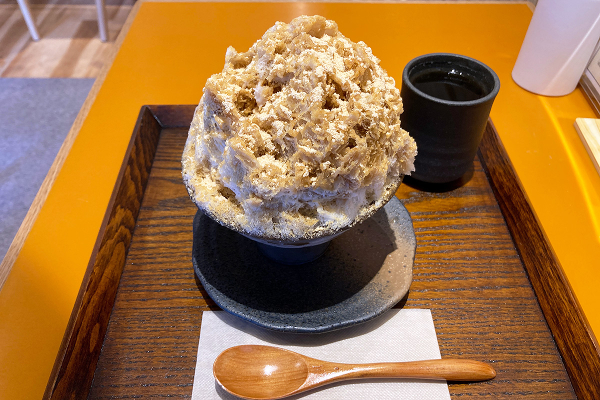 天然氷のかき氷『天ノ屋』の「黒みつきなこのかき氷」
