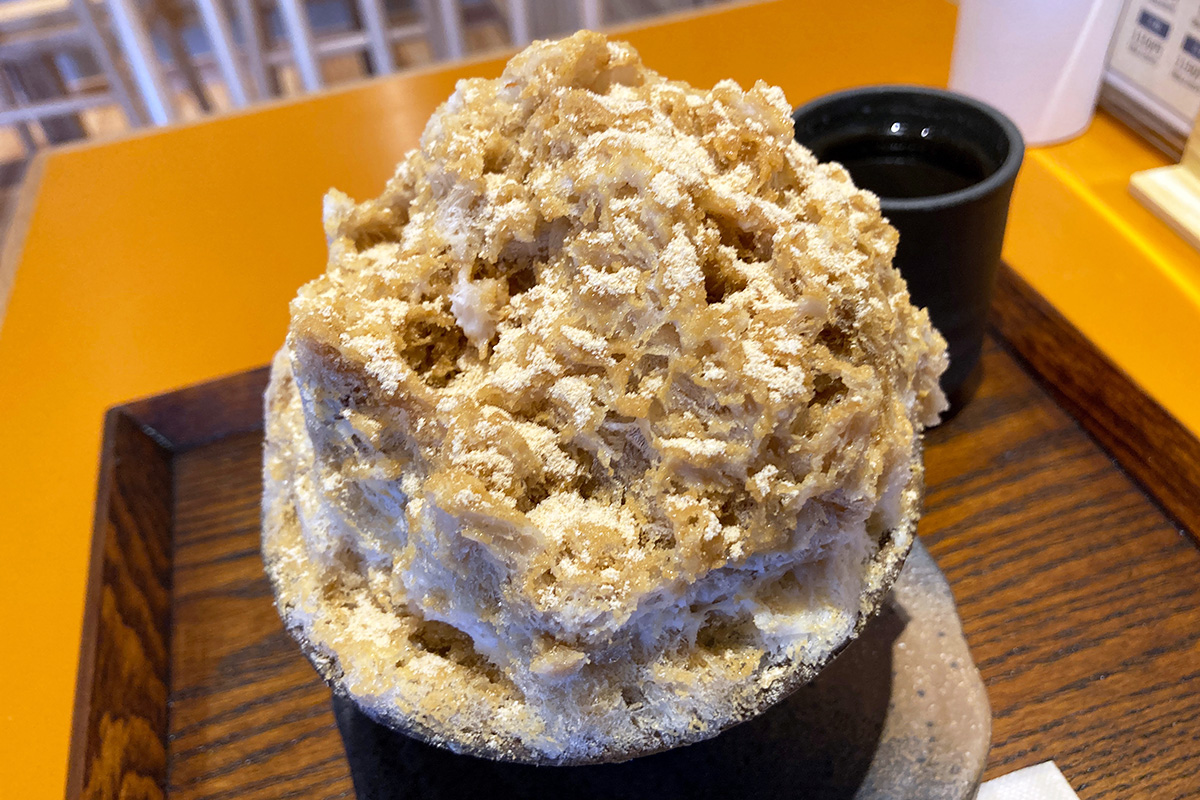まじまじと見つめてしまいましたが、なんというかビジュアルがかき氷でありながらかき氷ではないような存在で美しい