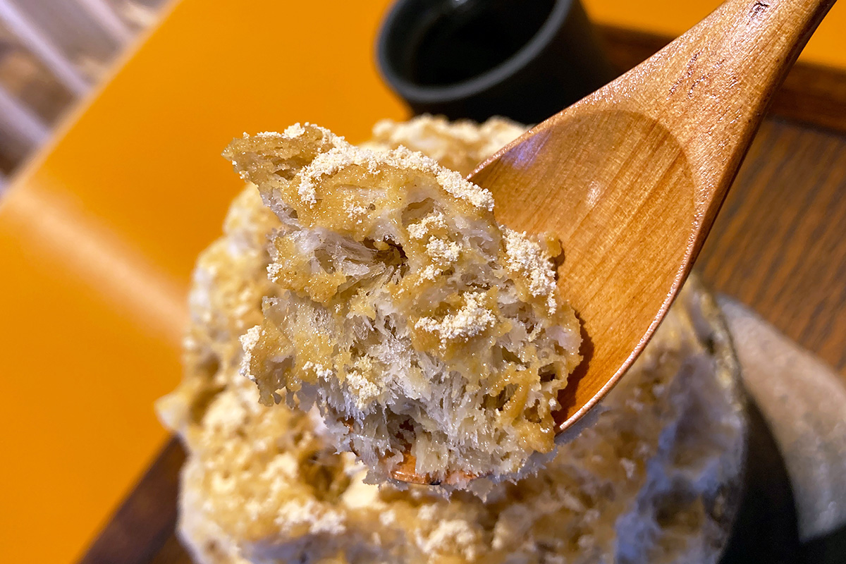 木のスプーンですくった瞬間に感じるふわふわ感