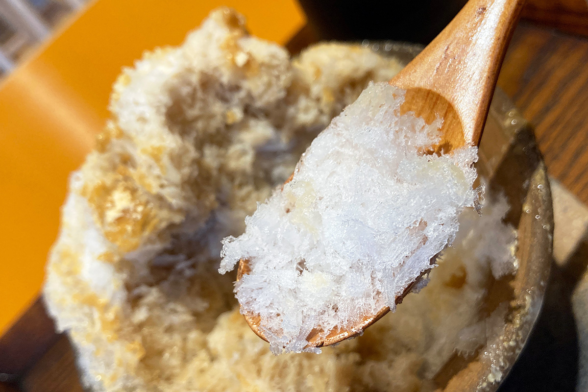 試しにシロップがほぼかかっていない部分の氷を食べてみました、、、これ単体でも十分美味しいいいい