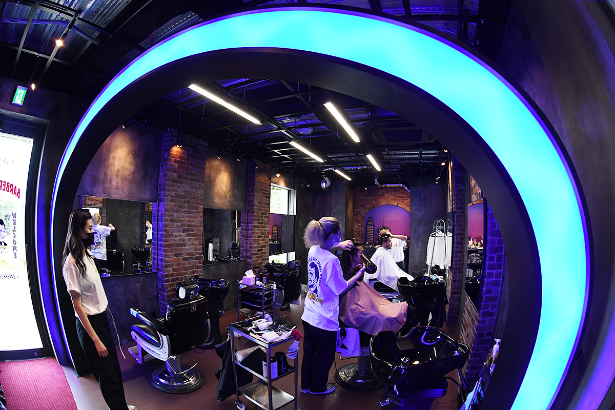 TAKESHI’S BARBER
【営業時間 / 定休日】10時-20時 / 月曜日
「現代のトレンドに90年代のアメリカンカルチャーをミックスした、独自のスタイルを発信するバーバーショップ。全体的なバランスはもちろん、細部にまでこだわったヘアと髭のデザインをご提案します。年齢問わず日々の楽しみになるような時間をお過ごしいただけます」