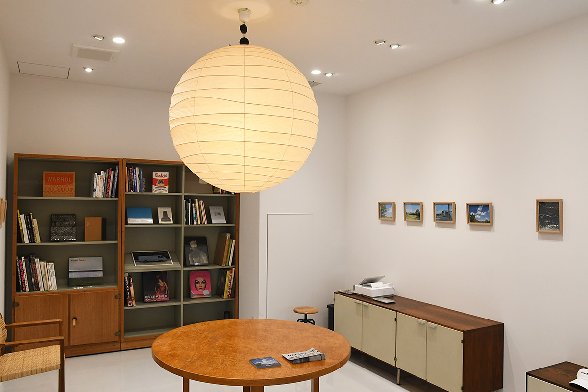 GREAT BOOKS
【営業時間/ 定休日】 12時-19時 / 月曜日
「“写真のある生活“をテーマに、写真集を中心としたアートブックを取り扱うブックストア。ディレクターを手がけるのは、写真家・スタイリストとしてマルチに活躍する熊谷隆志氏。オリジナルのアパレルやスーベニアグッズ、ヴィンテージ家具の販売のほか、アーティストによる企画展を開催していきます」