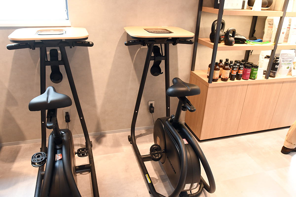 エアロバイク席、ペダルを漕ぎながらプロテインを飲める(?)らしい
