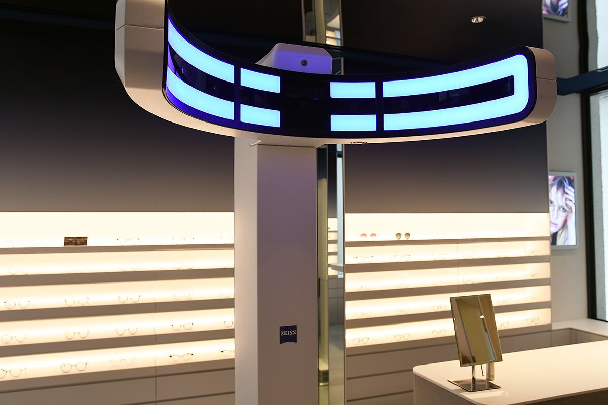 店内中央に置かれた、デジタル3Dセントレーションシステム「ZEISS VISFIT 1000」