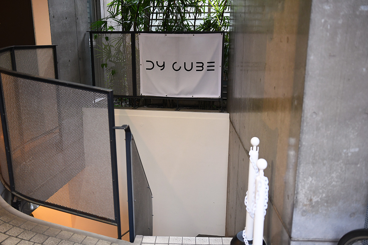 通路を進み階段で地下へ