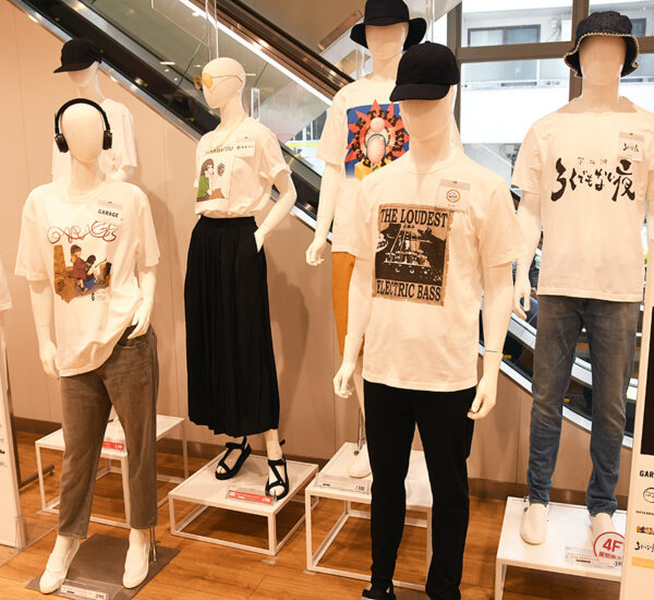下北沢ライブハウス18店舗オリジナルTシャツを展示しているユニクロ下北沢店