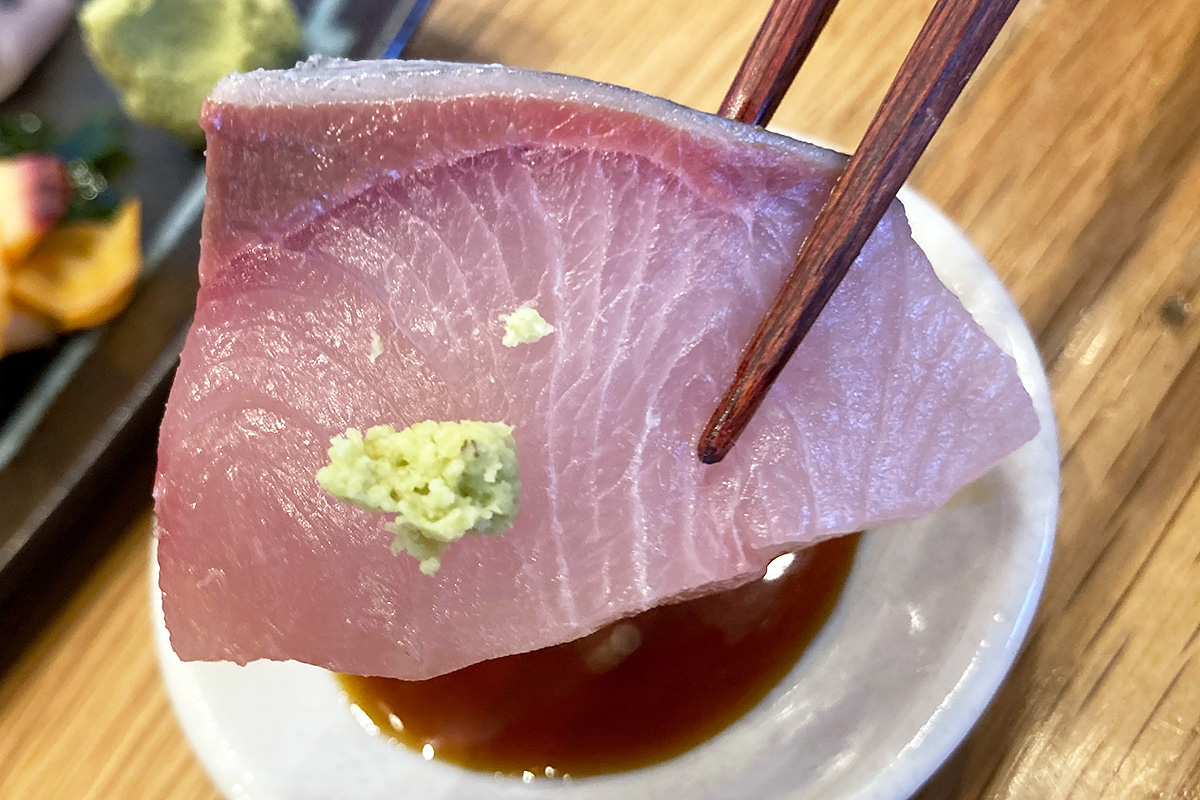 まずはお造りから、イナダを頂きます