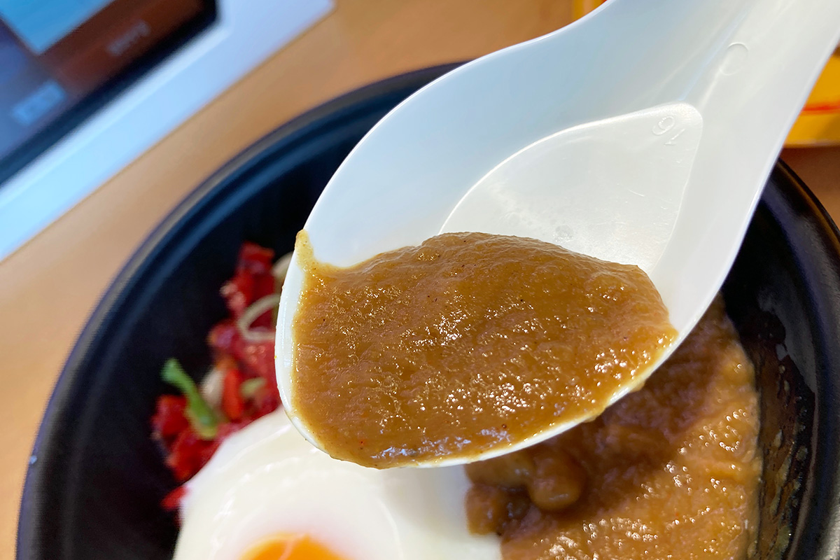 まずはカレーを一口
