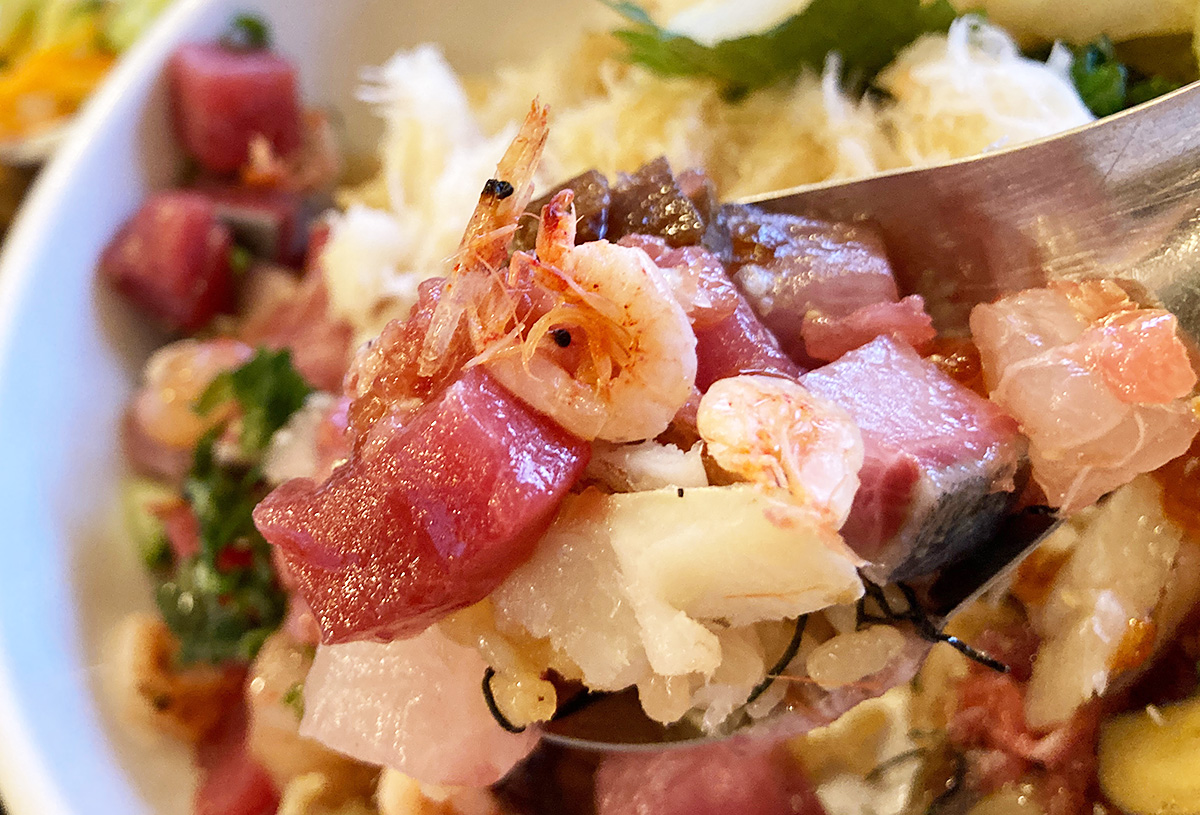 最初はごはんではなく、新鮮な魚介をそのまま味わう感じです