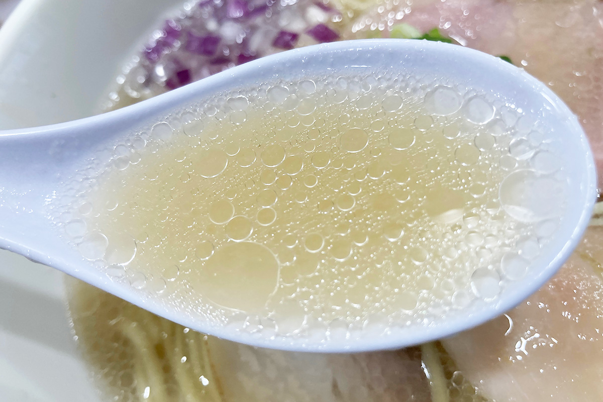 スープの見た目は「中華そば 塩」とあまり変わらない、若干透明度が高いかな?