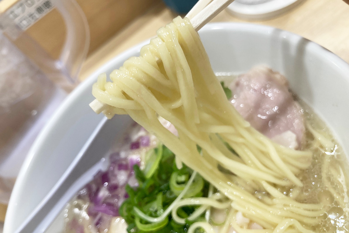 麺は中華そばと同じく平打ち細麺