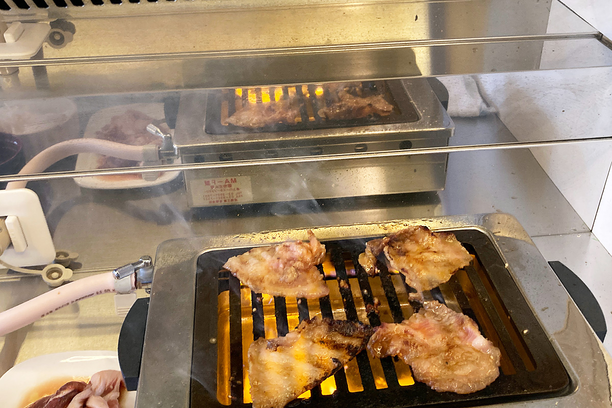 ちなみに煙は目の前にあるダクトがバッチリ吸い込みます、という写真を撮ったつもりでしたが、肉しか写ってねぇじゃねーか!