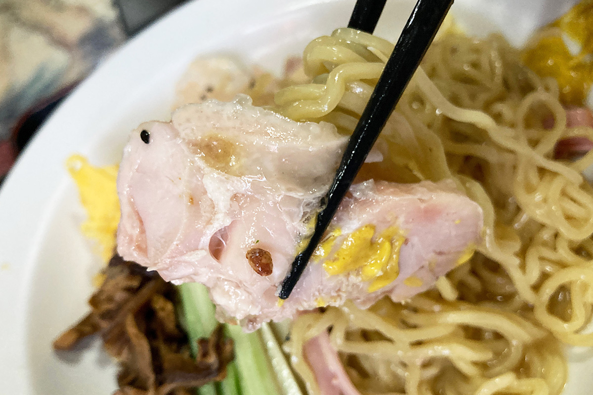 この蒸し鶏がなにげに中華料理屋さん感を出してますよね