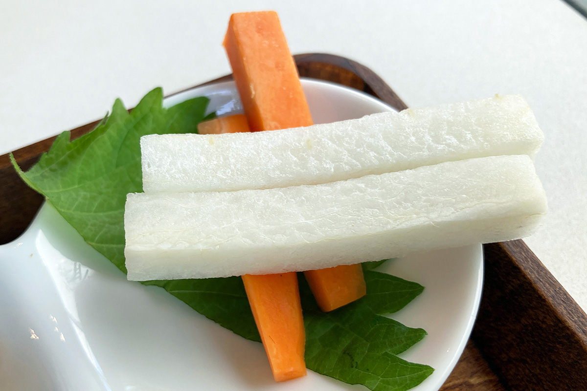 たぶんこの野菜は発酵してないと思うけど、素でめちゃめちゃおいしい、発酵オードブルをつけていただけばさらにおいしい