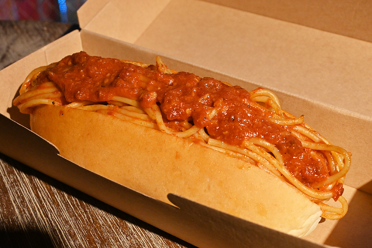 テイクアウト限定「渋スパドッグ」390円(税込)