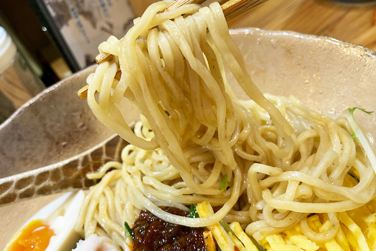 キリッと冷水でしめた麺は、コシがありゴマダレによく合います