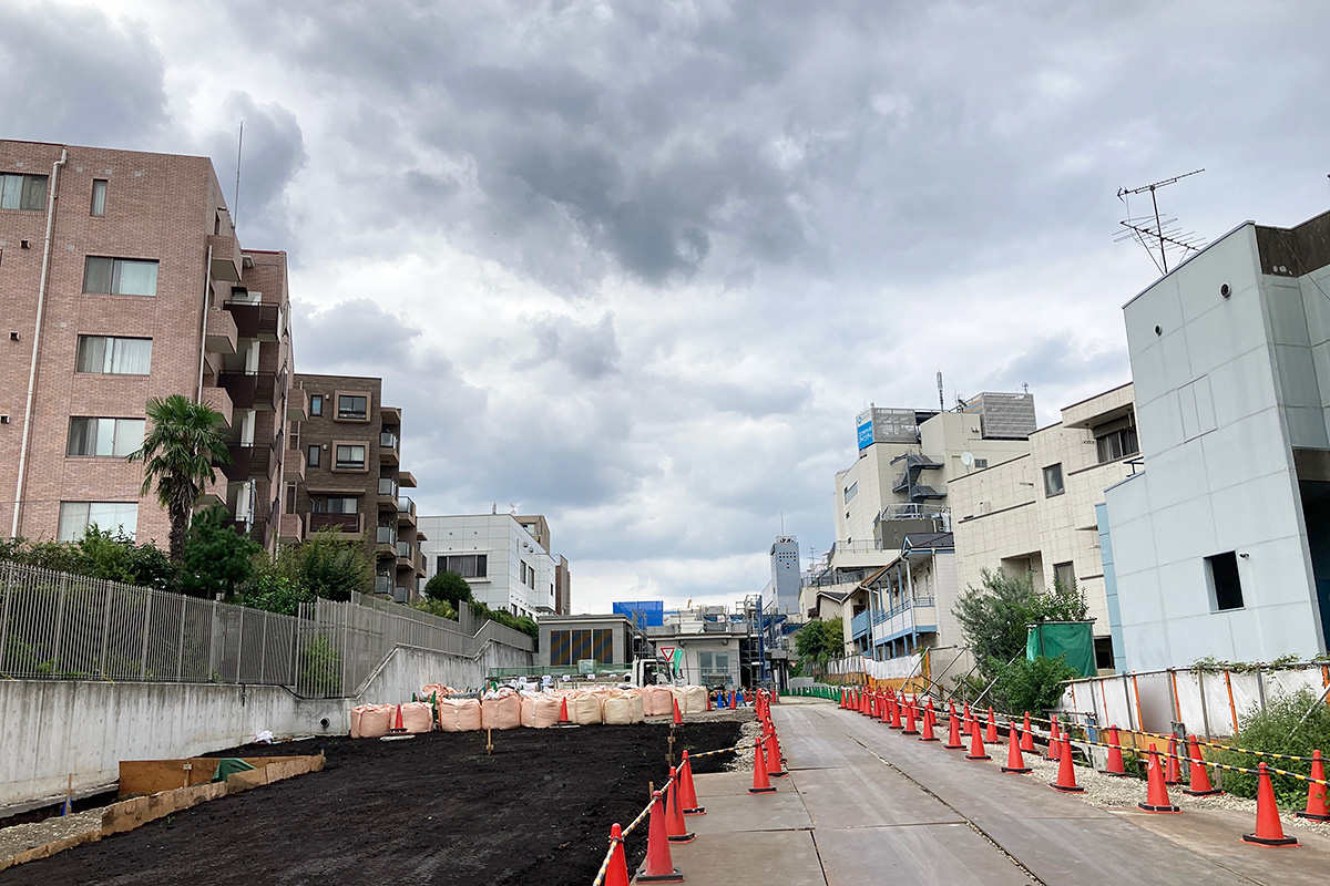 旧下北沢2号踏切付近から南西口を臨む。なんだか不思議な感じの工事