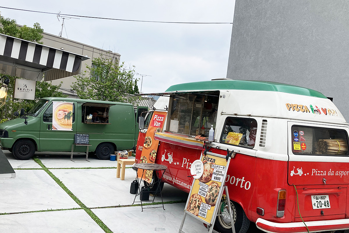 建物の前にはキッチンカーを出すスペースもあり、この日も様々なキッチンカーが出店していました