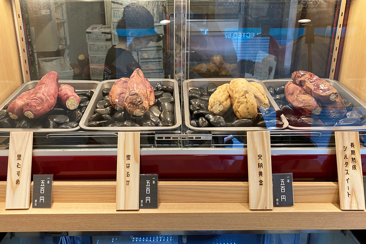 一本500円、焼きいもとか買わないから相場が分からない。ちなみに、一番右のシルクスイートは1本1000円です