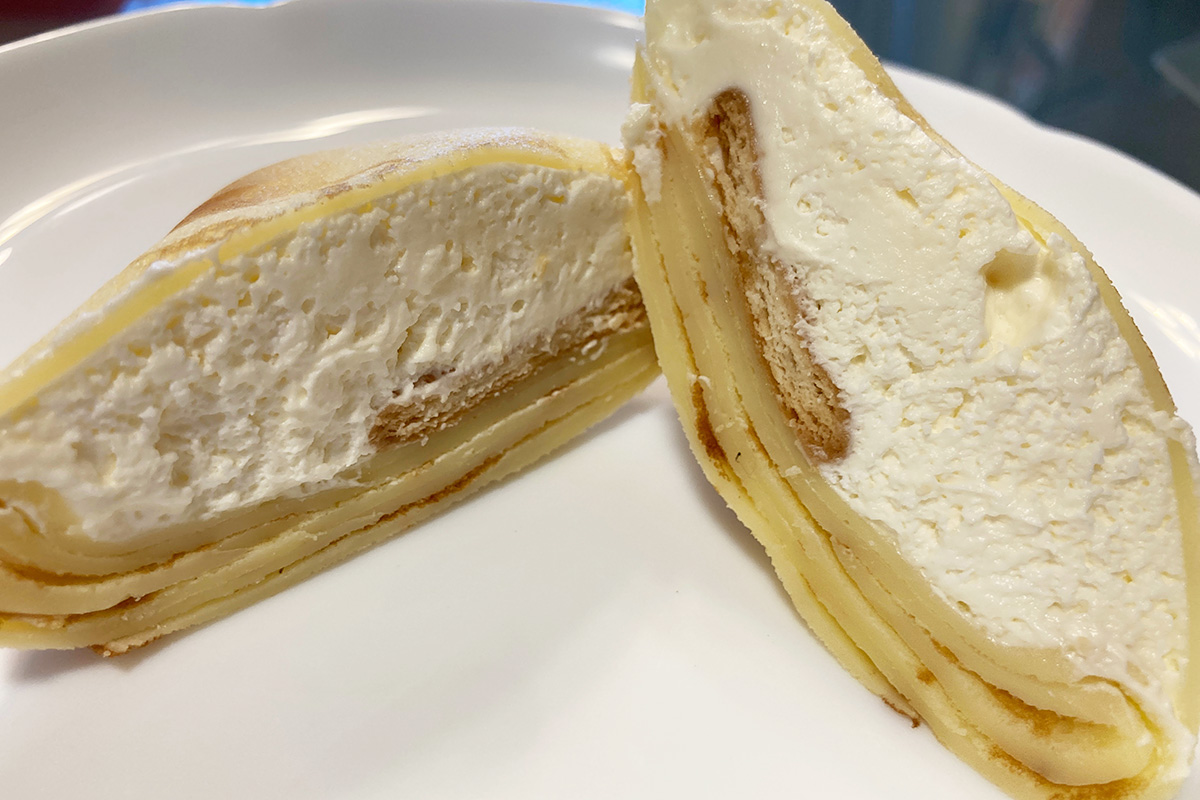 カットしてみるとこんな感じ、結構ぎっしりクリームが入ってます