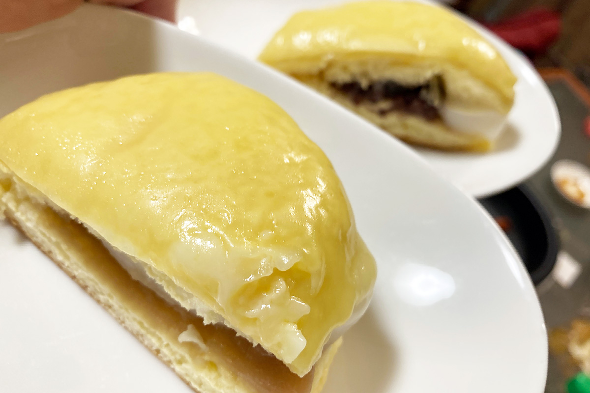 半分にカットしてみました、ちなみに奥は「メロモッチ 北海道あずき」420円