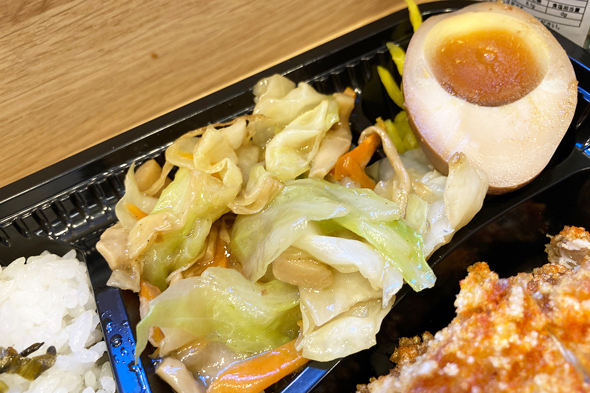 さらに、野菜炒めと煮卵も付いてきます