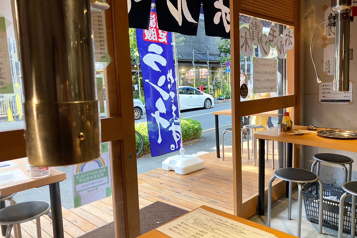遅めの時間に来たのでお店は空いてる、入り口のめっちゃ風通しのよい席。テラス席も気持ちよさそうだなー