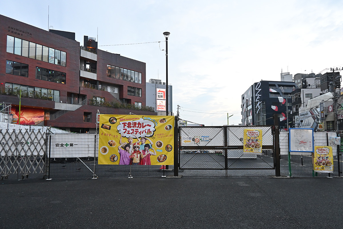 早朝の下北沢駅前