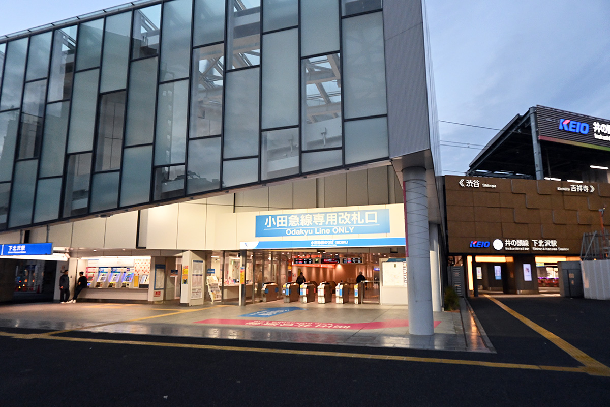 まだ、人気の少ない下北沢駅