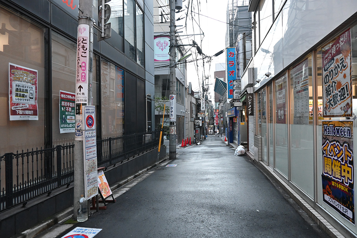 auとソフトバンクの路地を進みます