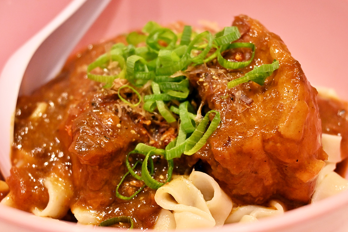 えっと、なんかめっちゃパンチのある物体が乗っているのですが、、、超ビックな角煮がふたつででーんと
