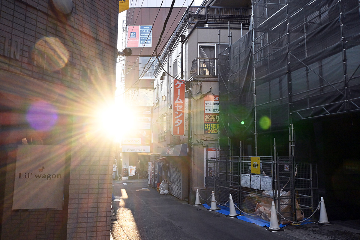 お店を出ると朝日があああ
