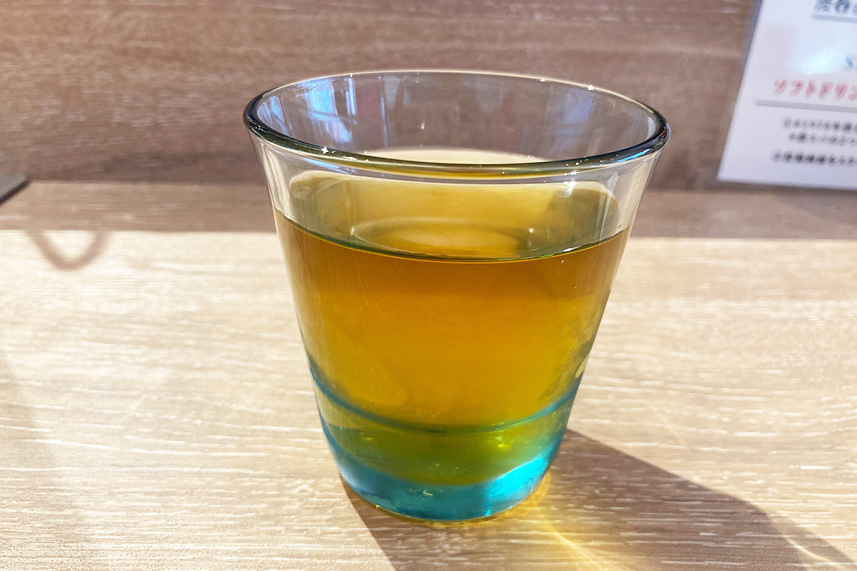 ちょうどお店が空いているタイミングだったので、できあがるまで席で待つことに。ルイボスティー出してくれたけど、相変わらず美味しいなー