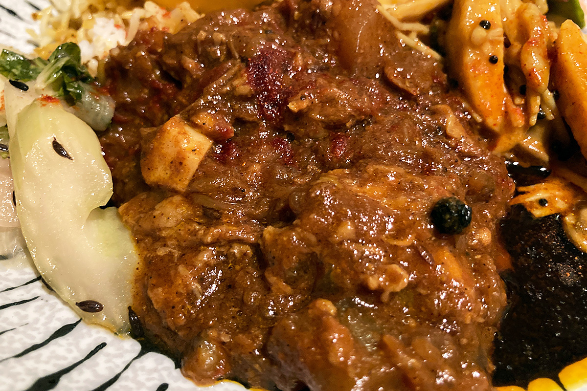 「五香粉薫るトロッと豚なんこつのカレーソース添え」ってこれかー
