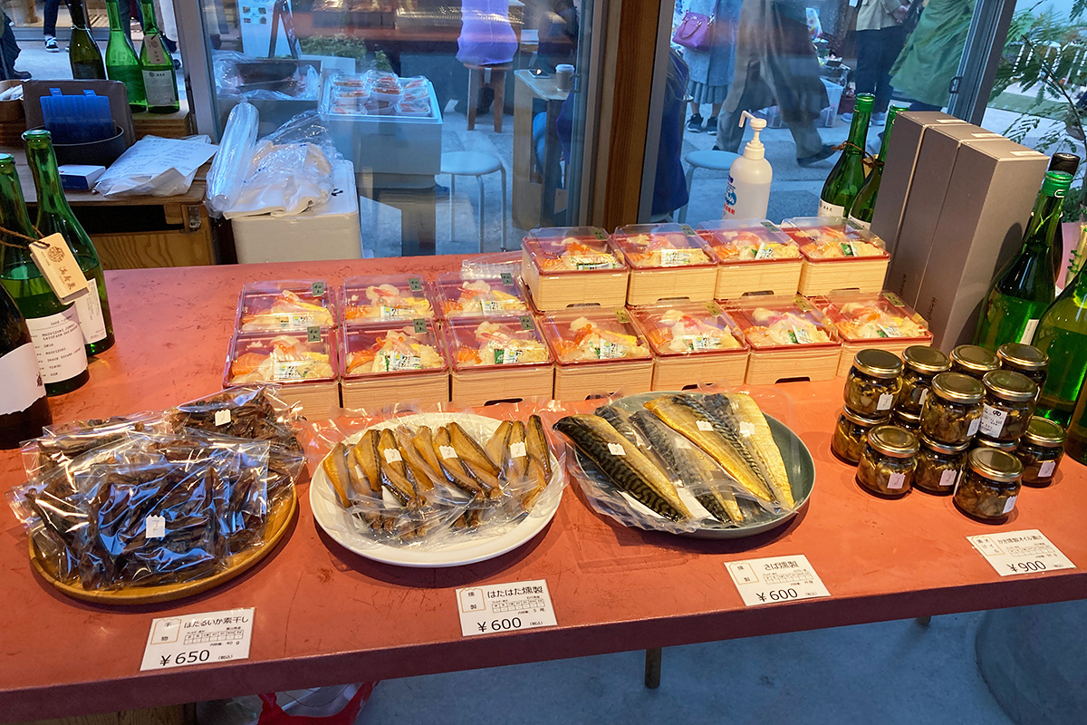 さばやはたはたの燻製等を販売、日本酒も飲めますよー