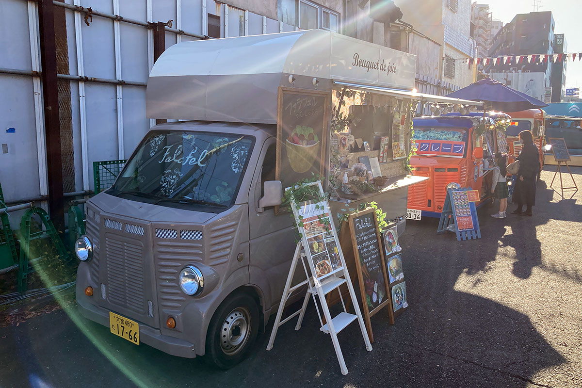 空き地の中にはキッチンカーも出店