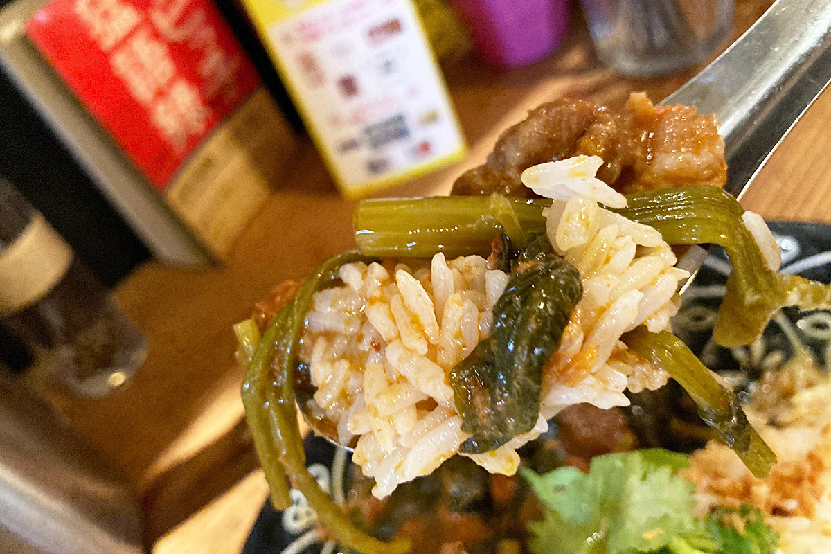 こちらは「ゲーンテーポー」という空心菜と豚肉を使ったカレー