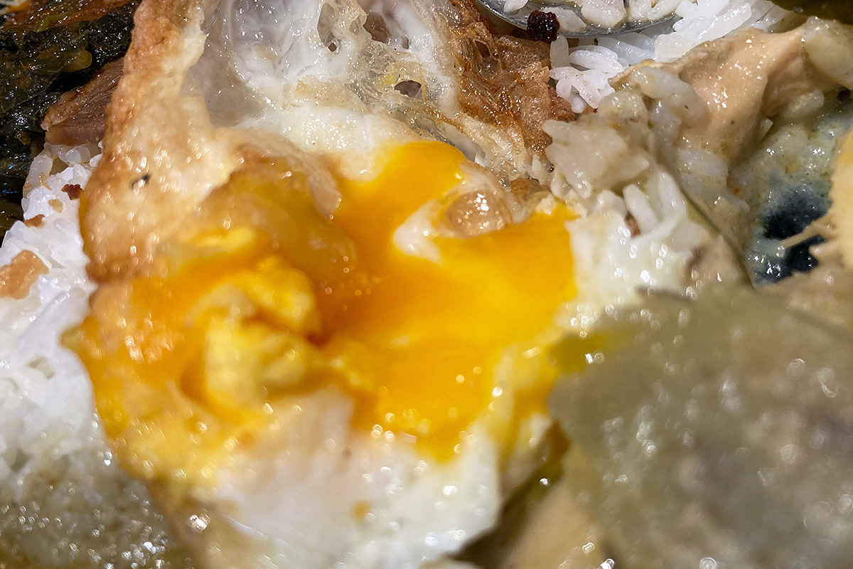 このカレーには揚げ玉子トッピングは必須です!