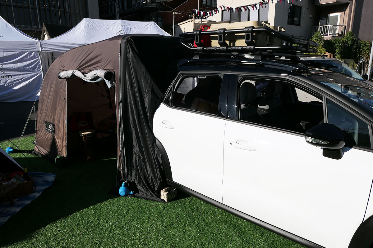 ちなみに、こちらの「NEW C3 AIRCROSS SUV」は、アウトドアでも活躍するシチュエーションで展示されています