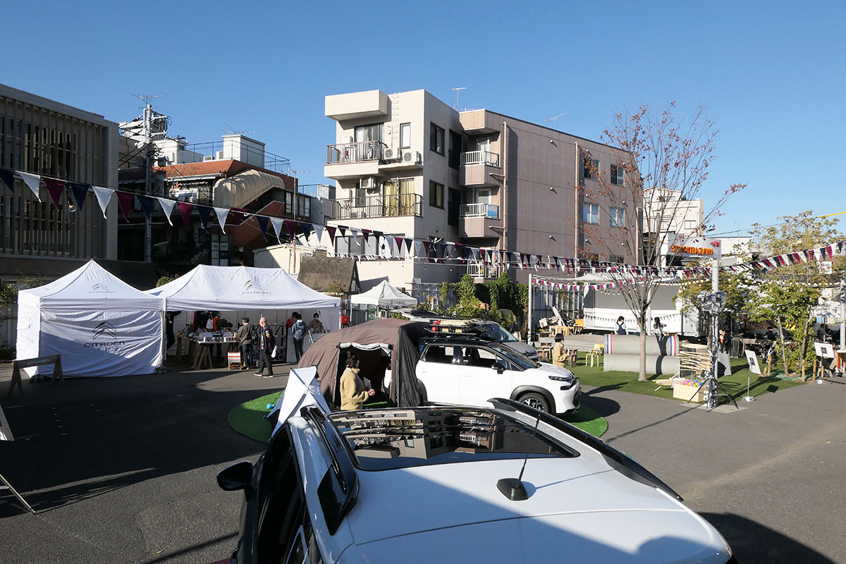 空き地がシトロエンのショールームに