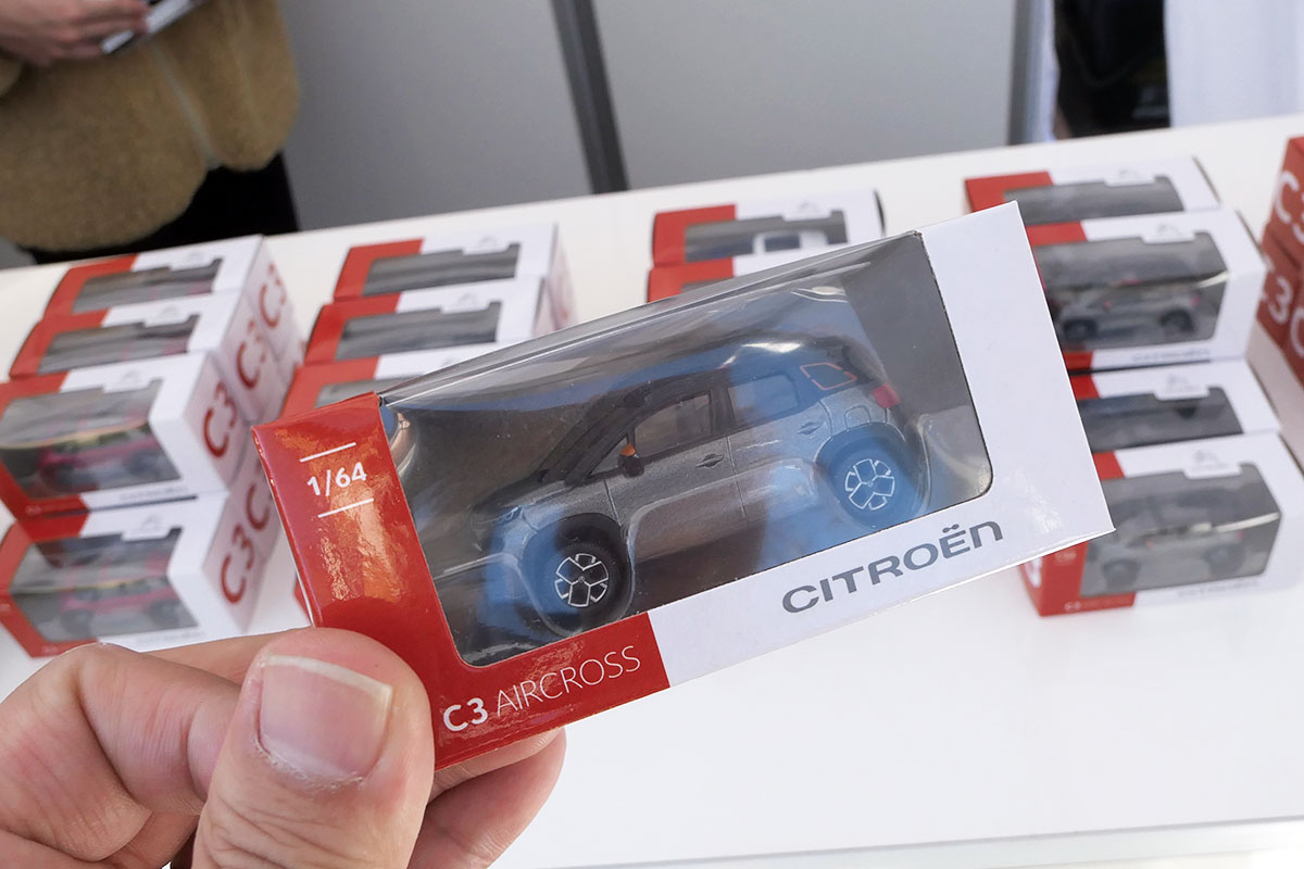 スマホのアンケートに答えるとミニカーがもらえますー
