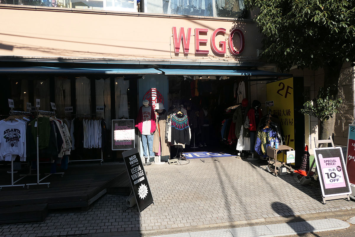 「WEGO」にはさくらしめじの二人がポスターで着用した衣装が展示されています