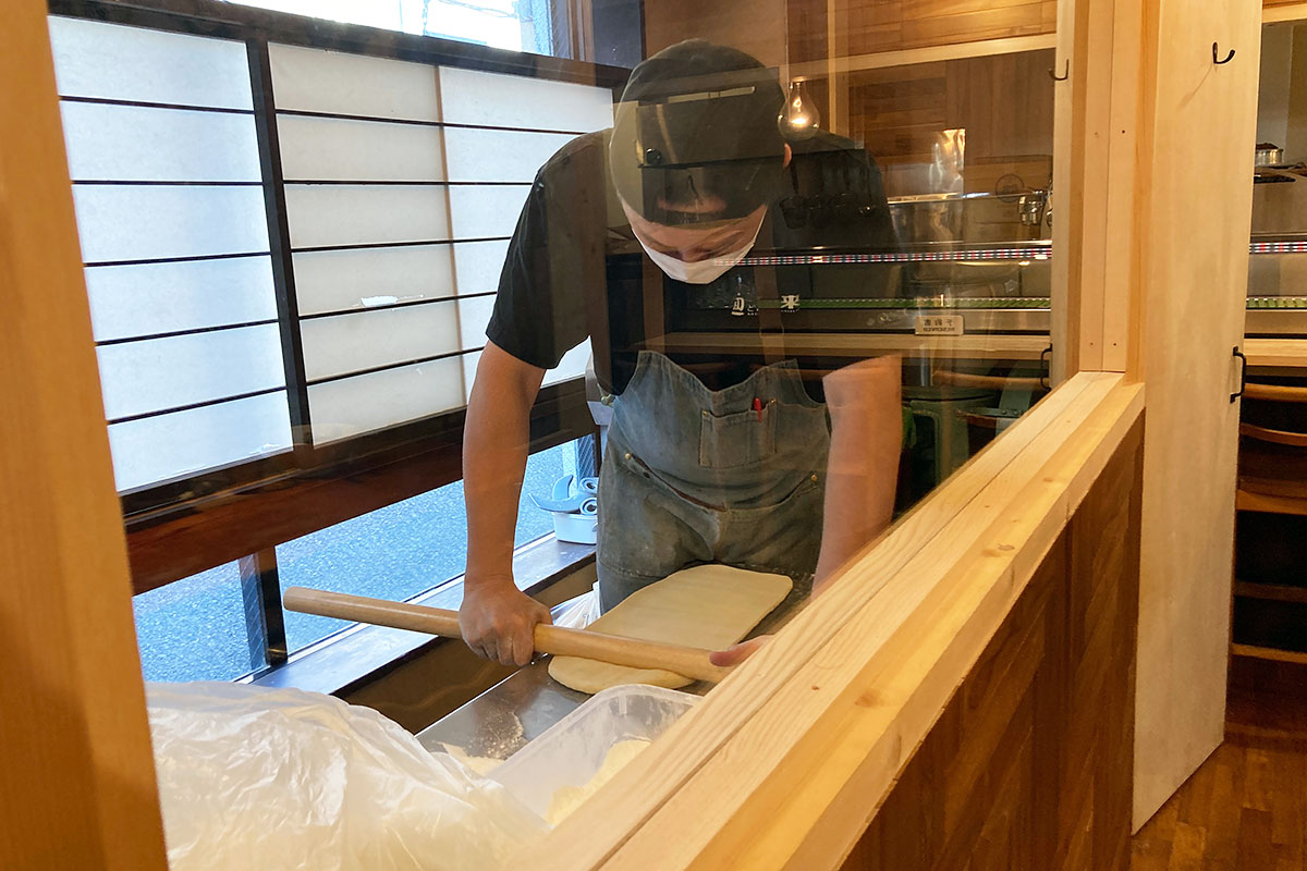 店内で手打ちの麺が楽しめます