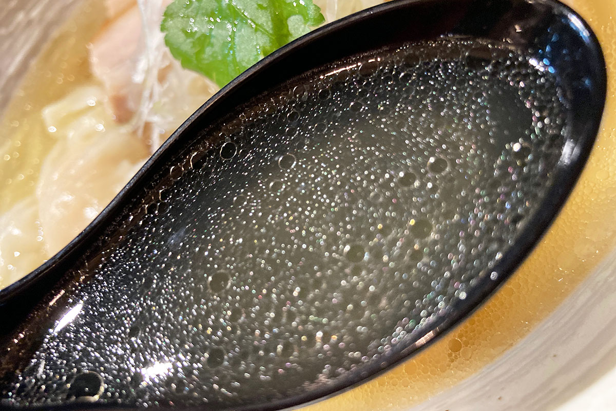 黄金に輝く塩スープは優しい味わい