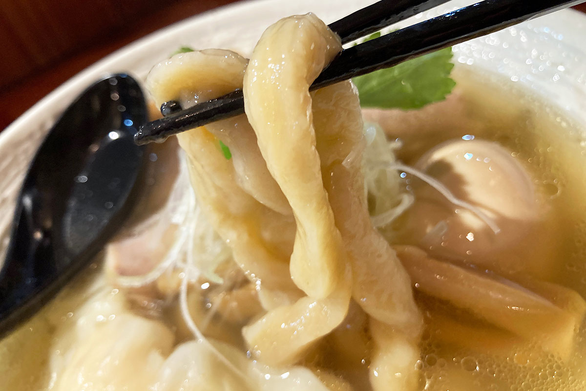圧倒的な存在感、極太手打ち麺